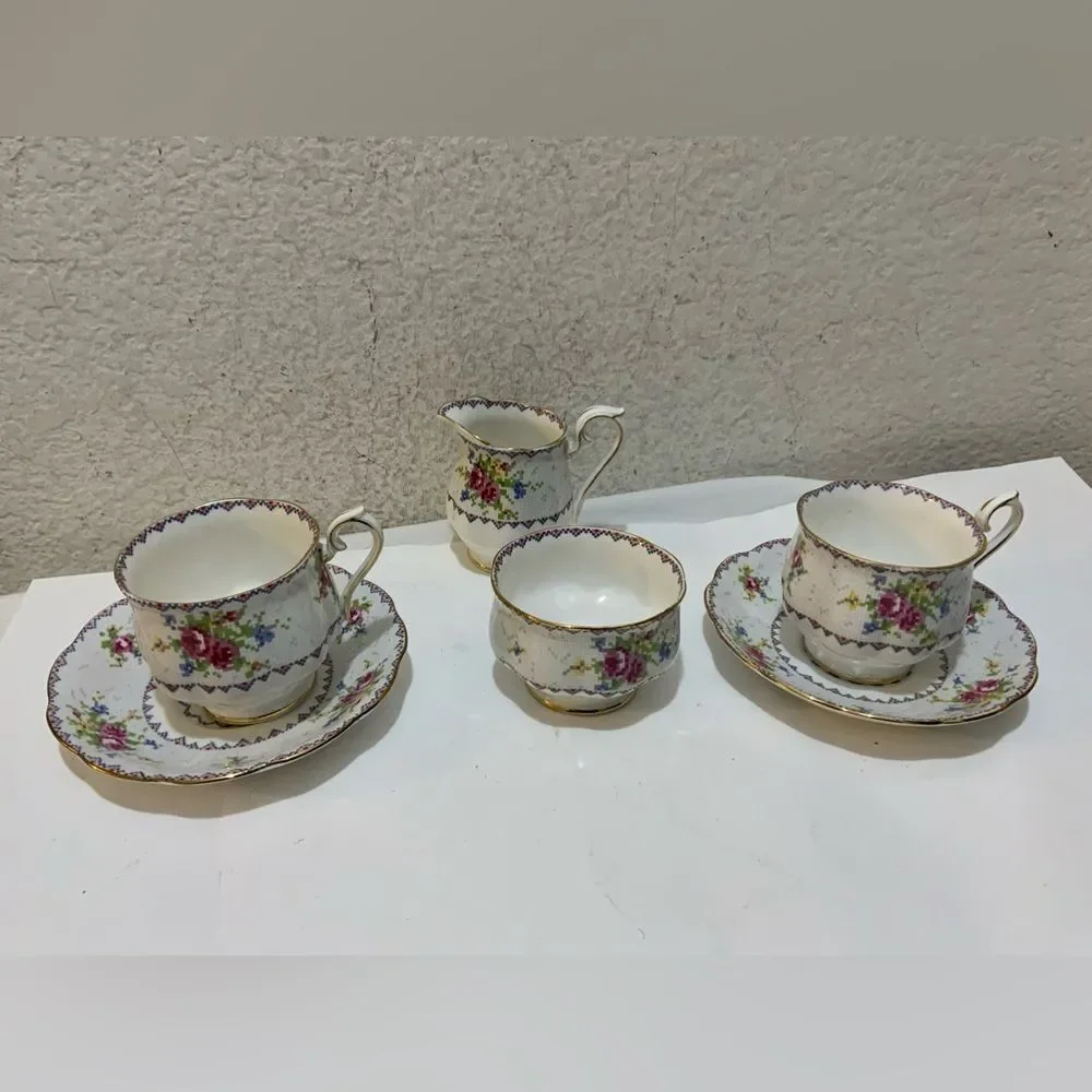 Set 6VINTAGE ROYAL ALBERT FINE BONE CHINA PETIT POINT PATTERN TEA CUP & saucers